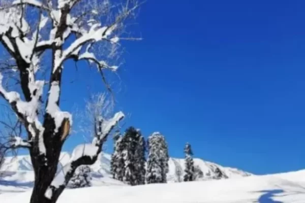 Unseasonal-snowfall-in-Kashmir-surprises-residents-1024x576