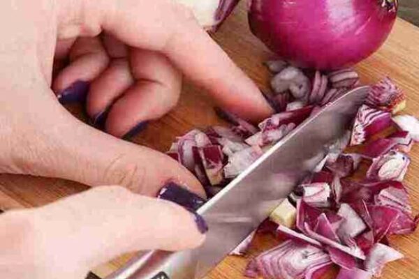 cutting onion